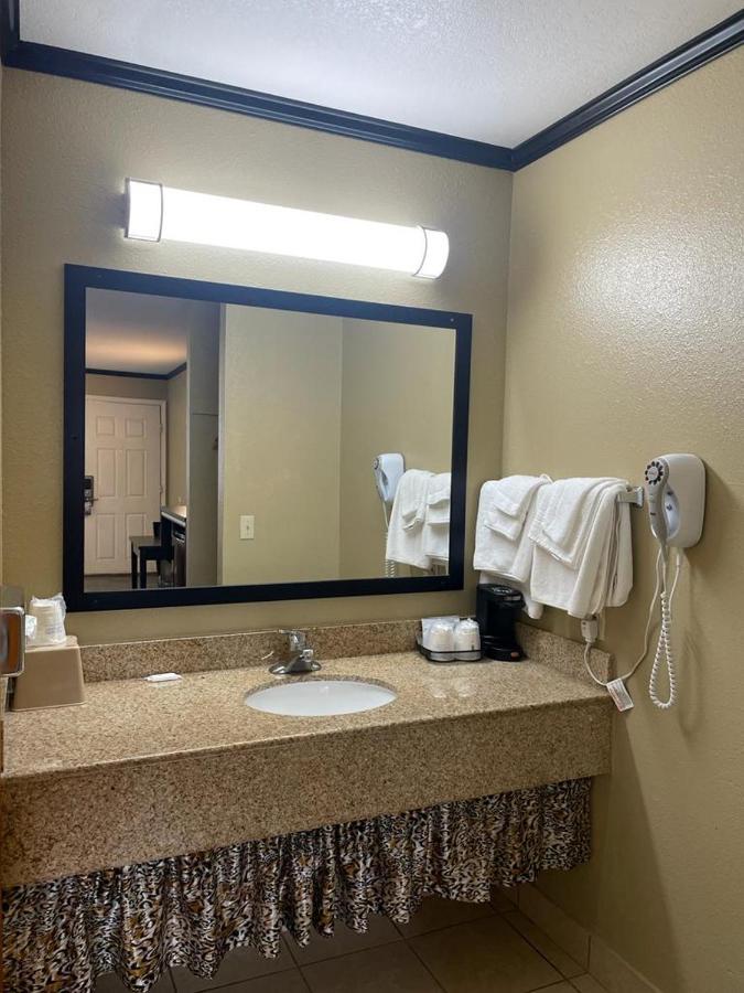 Super 8 By Wyndham קרסנט סיטי מראה חיצוני תמונה