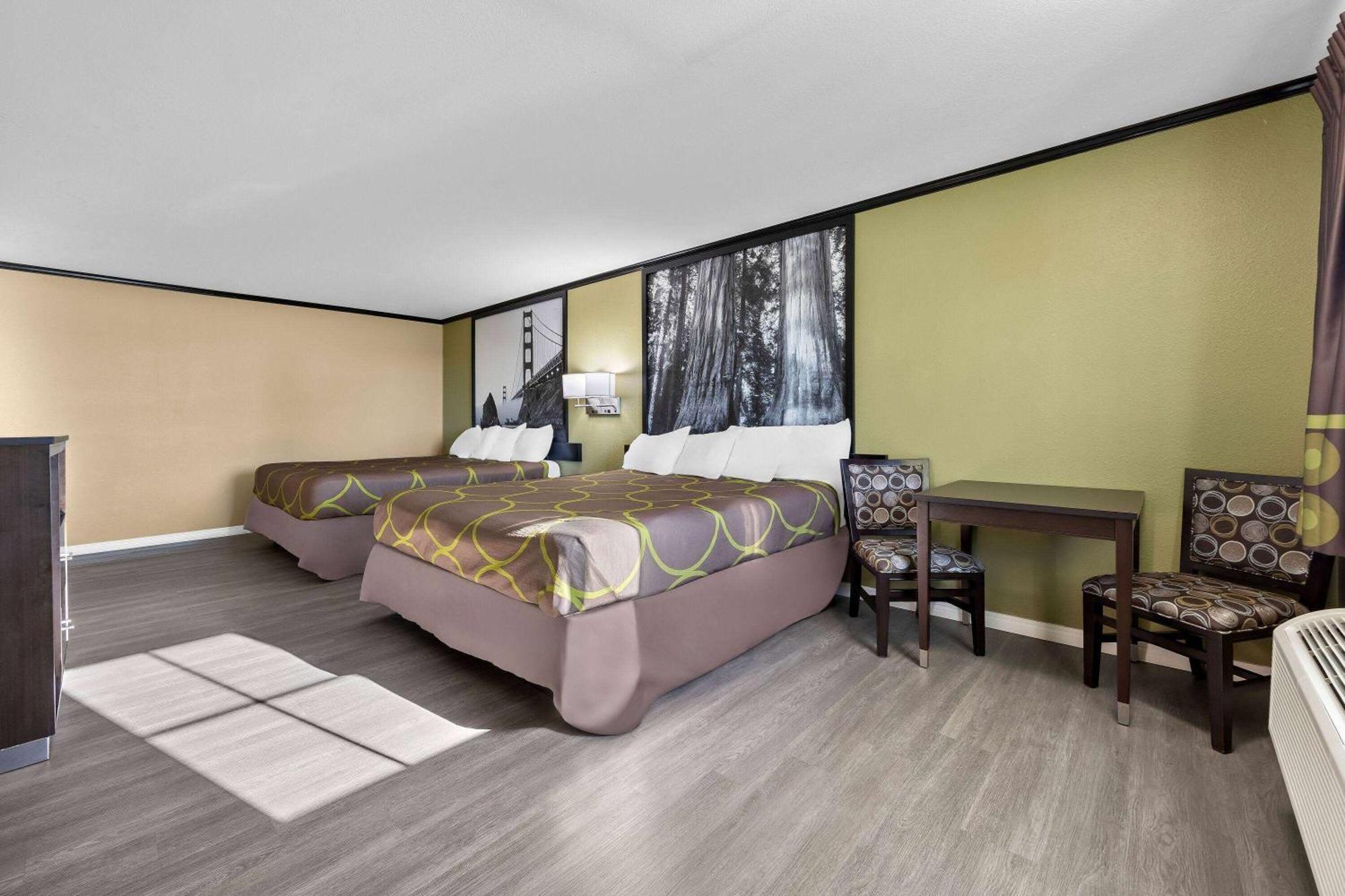 Super 8 By Wyndham קרסנט סיטי מראה חיצוני תמונה