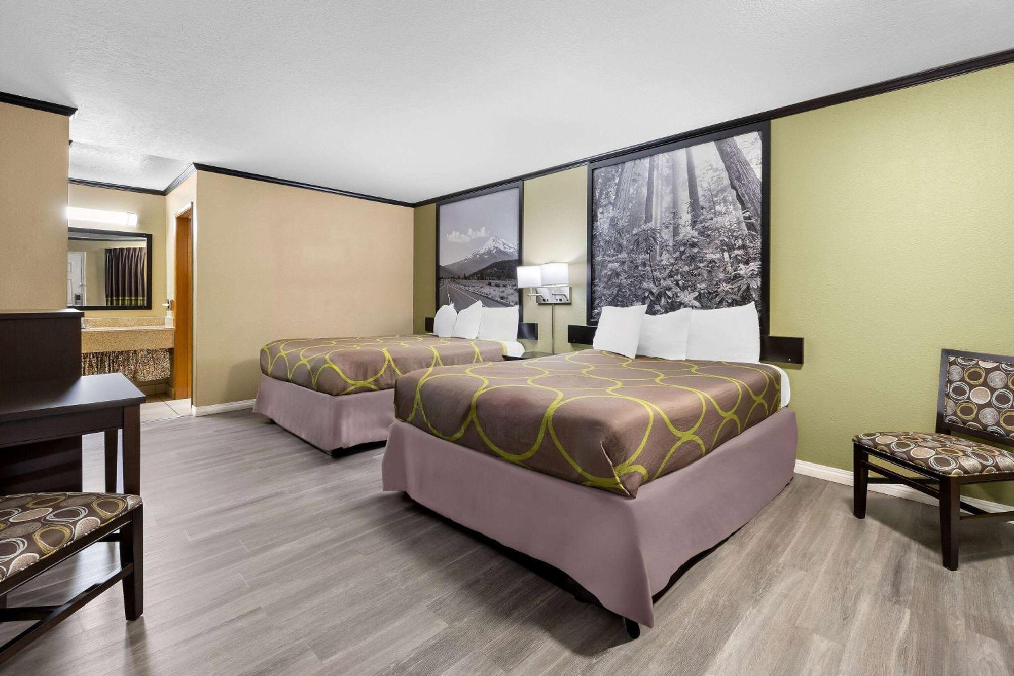 Super 8 By Wyndham קרסנט סיטי מראה חיצוני תמונה