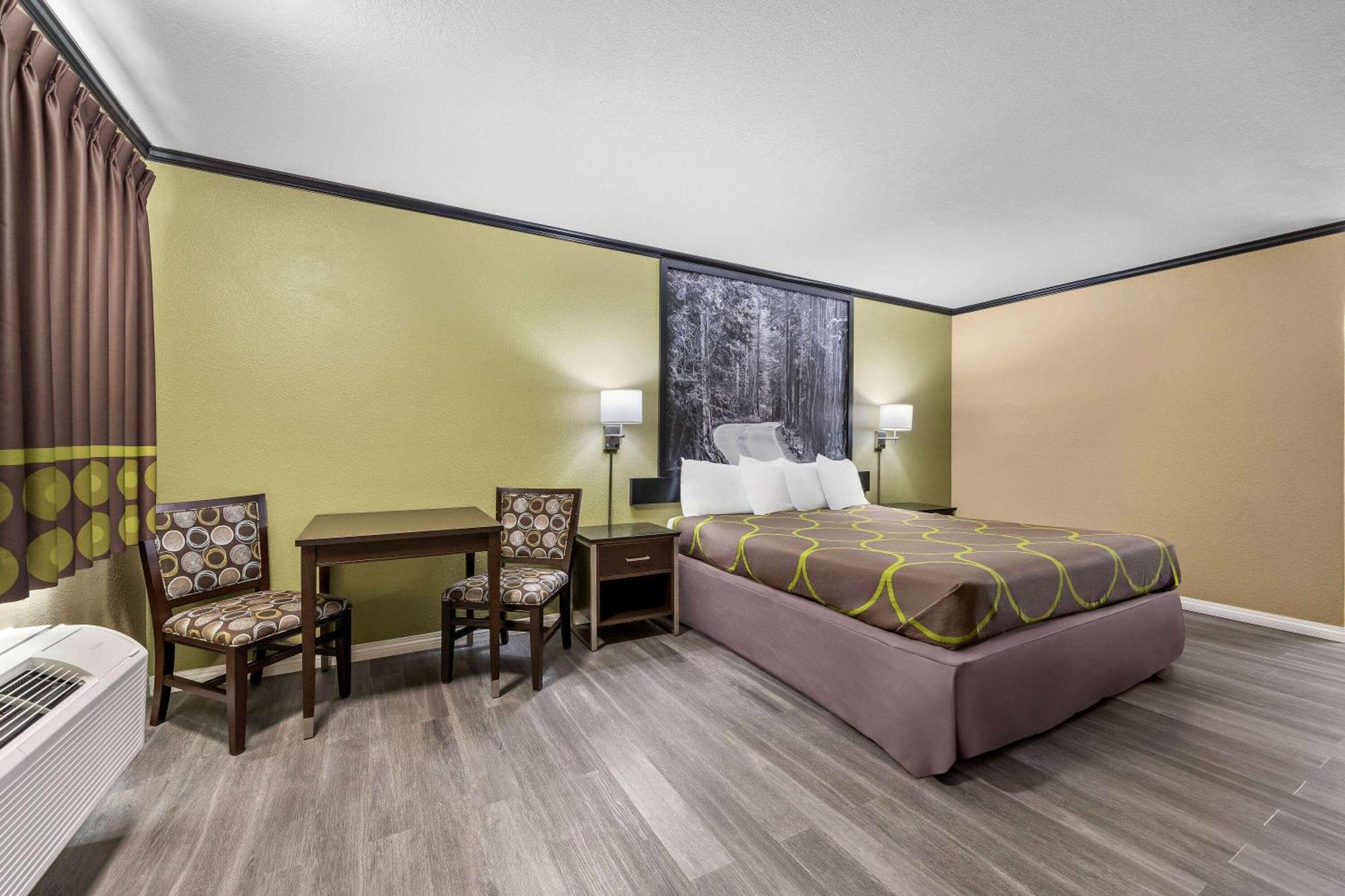 Super 8 By Wyndham קרסנט סיטי מראה חיצוני תמונה