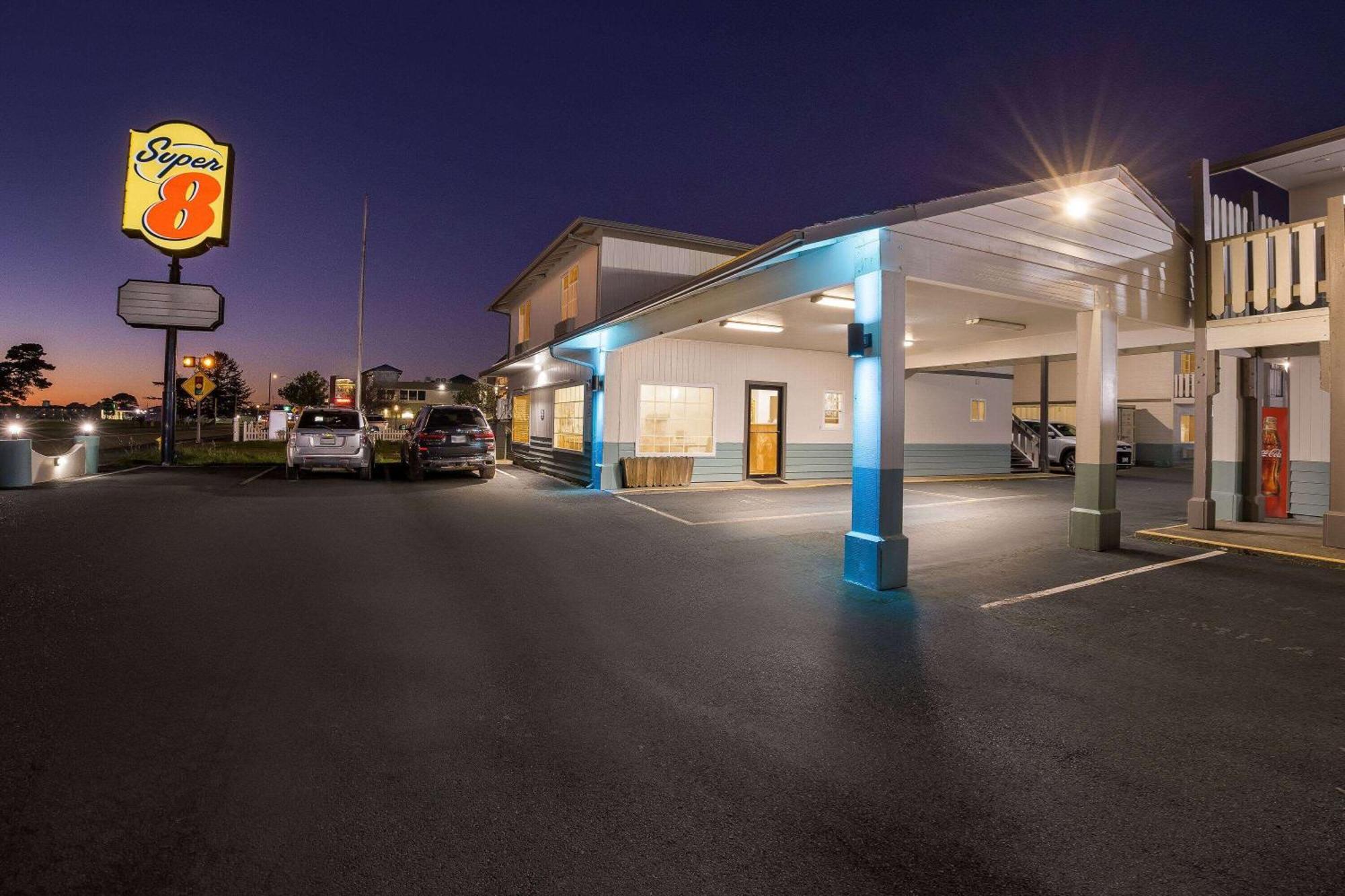 Super 8 By Wyndham קרסנט סיטי מראה חיצוני תמונה