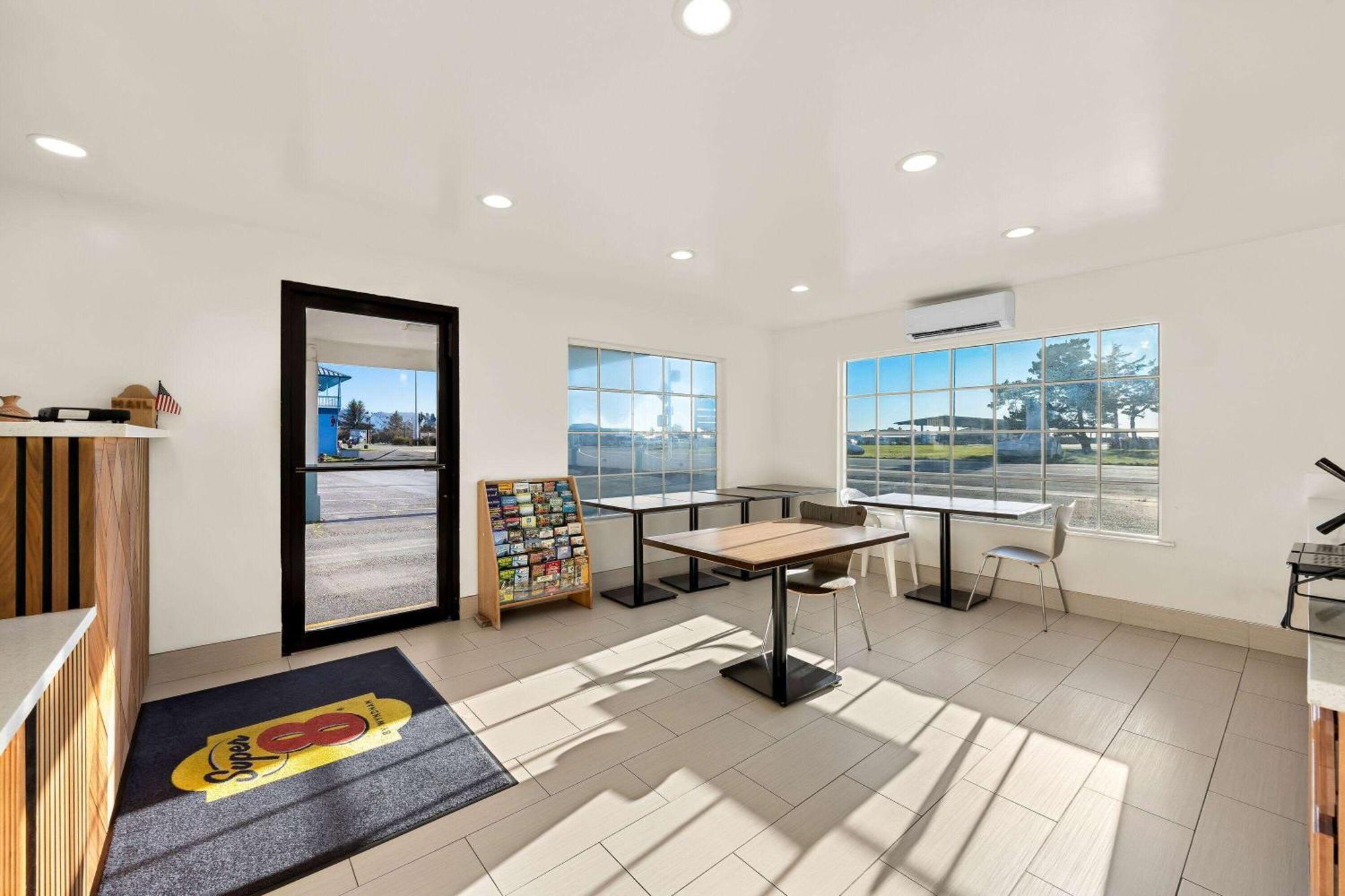Super 8 By Wyndham קרסנט סיטי מראה חיצוני תמונה