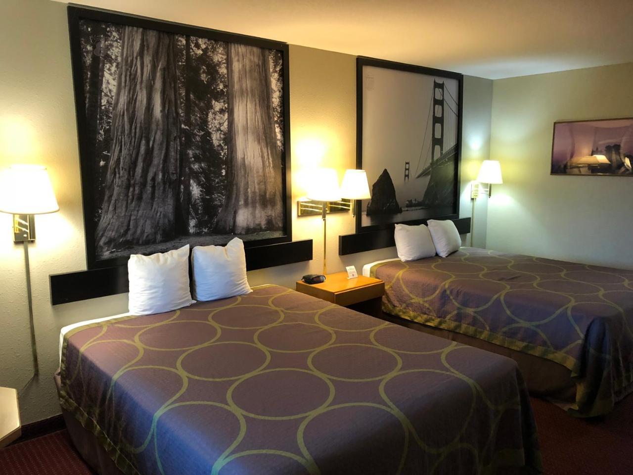 Super 8 By Wyndham קרסנט סיטי מראה חיצוני תמונה